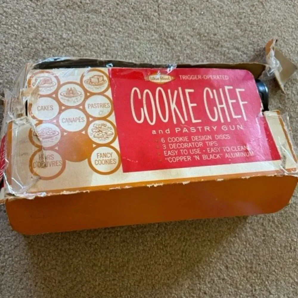West Bend Cookie Chef And Pastry Gun With Discs And Tips